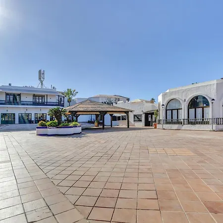 Oasis Duna Surfhouse Pool Corralejo